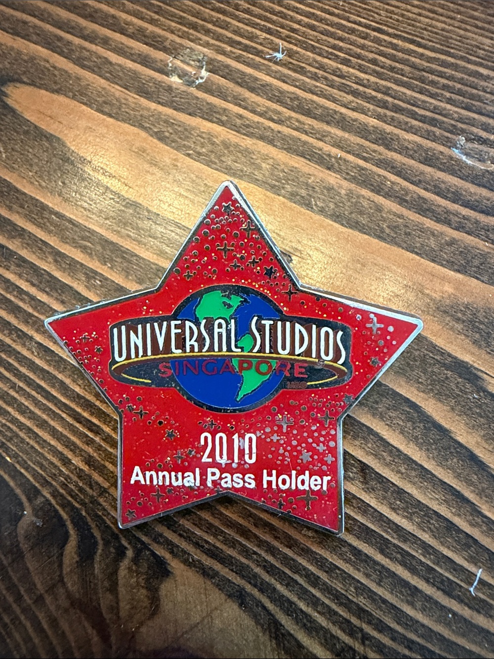 Universal Studios Singapore 2010 Annual Pass Holder Red Star Pin